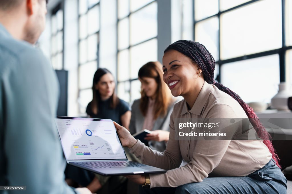 Reunión del equipo empresarial con enfoque en el análisis y la colaboración