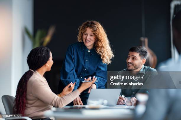 geschäftsleute, die während eines firmentreffens in einem modernen büro zusammenarbeiten - kleines büro stock-fotos und bilder