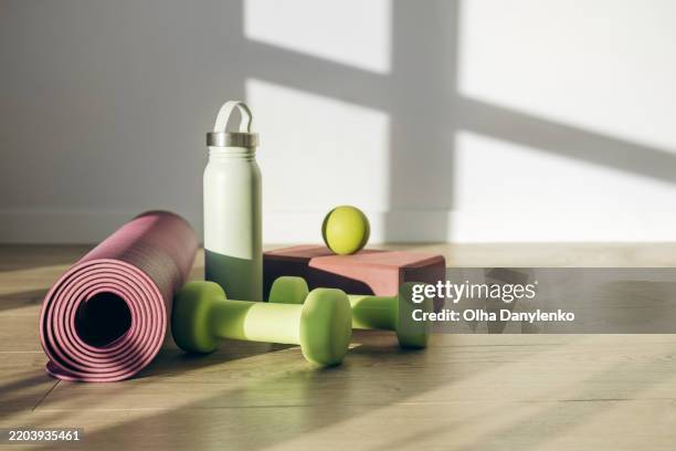 minimalist home gym setup in natural light - gewicht fitnessausrüstung stock-fotos und bilder