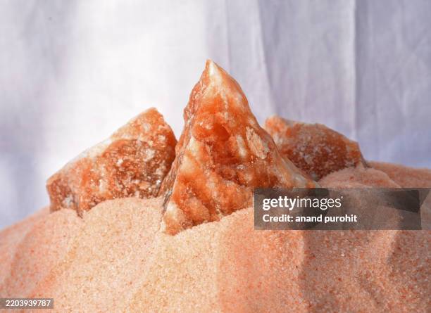 himalayan pink rock salt - himalaya salz stock-fotos und bilder