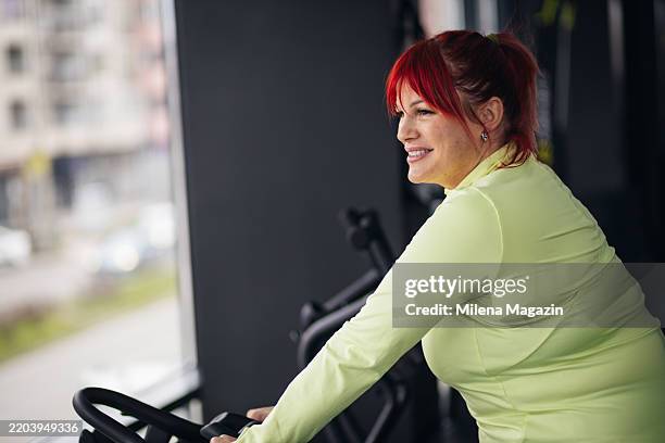 pedaling with positivity - exercise bike class stock pictures, royalty-free photos & images