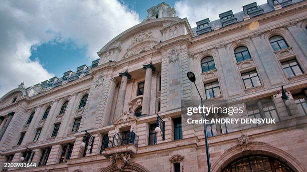 london retro style building - kensington street columns stock pictures, royalty-free photos & images