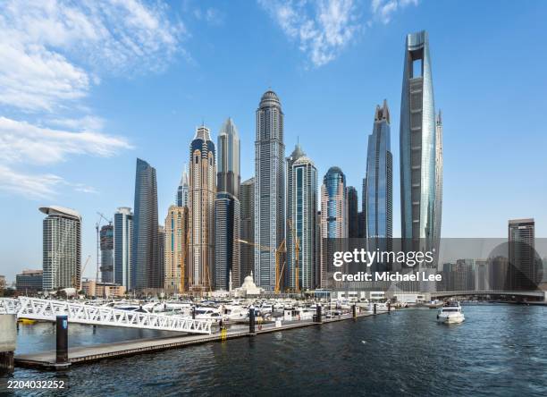 towers and marine club in dubai marina - cayan-tower-dubai stock pictures, royalty-free photos & images