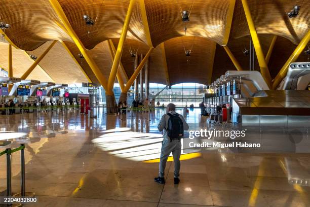 interior view of the madrid-barajas adolfo suárez international airport in madrid. - madrid barajas airport stock pictures, royalty-free photos & images