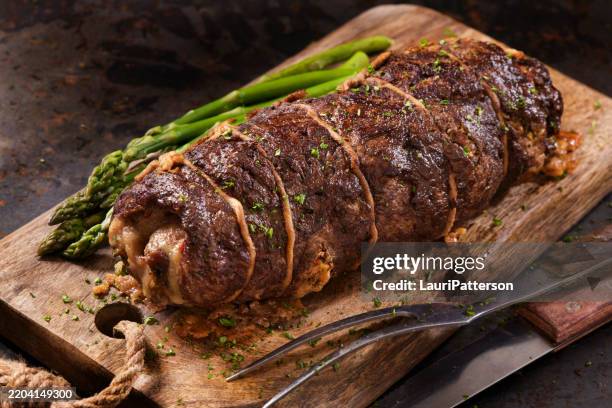 involtino di bistecca ripieno - arrosto di manzo foto e immagini stock