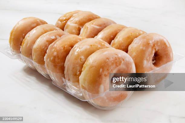 uma dúzia de donuts glaceados - coberto de camada lustrosa - fotografias e filmes do acervo
