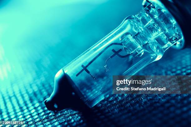 h7 auto illuminated bulb and broken filament detail - lampje-vervangen stockfoto's en -beelden