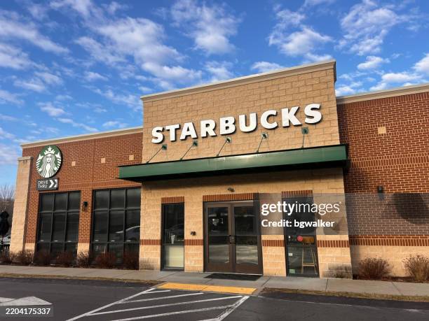 starbucks coffee shop - starbucks coffee stock pictures, royalty-free photos & images