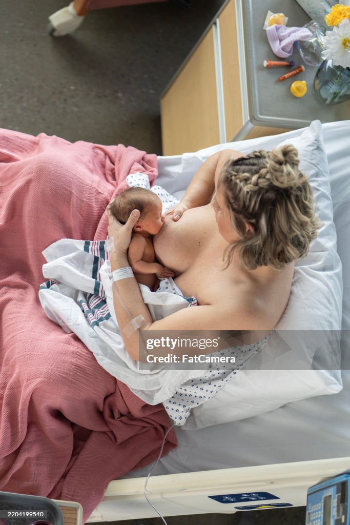 Vue aérienne d’une mère allaitant un nouveau-né à l’hôpital