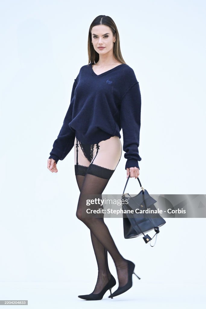 Balenciaga: Outside Arrivals - Paris Fashion Week - Womenswear Fall/Winter 2025-2026