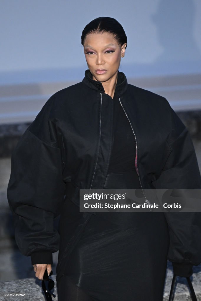 Balenciaga: Outside Arrivals - Paris Fashion Week - Womenswear Fall/Winter 2025-2026