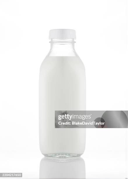 botella de leche - botella de leche fotografías e imágenes de stock