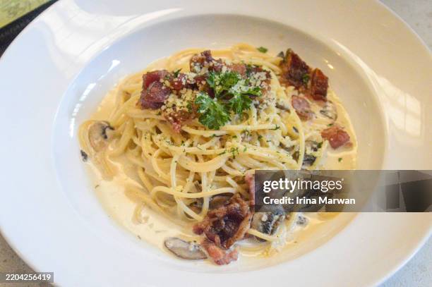 pasta dish: spaghetti carbonara - salsa carbonara fotografías e imágenes de stock
