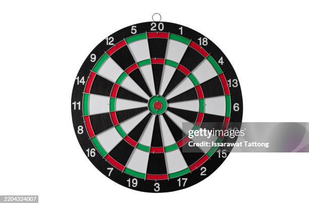 a black and white target with a red and green circle in the middle - cible de jeu de fléchettes photos et images de collection