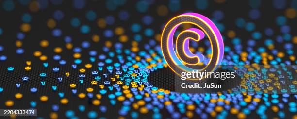 marchio di copyright e sfondo del codice binario. proprietà intellettuale e tecnologia digitale. illustrazione 3d - invenzione foto e immagini stock