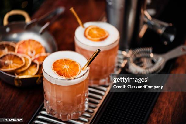 sloe gin-cocktail - schnaps stock-fotos und bilder