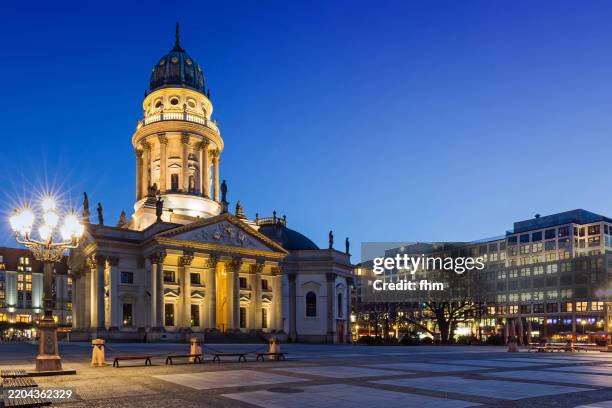 berlin gendarmenmarkt with "deutscher dom" at blue hour in the german capital berlin - konzerthaus berlin fotografías e imágenes de stock