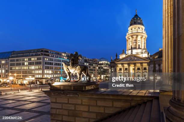 berlin gendarmenmarkt with "deutscher dom" and historic sculpture at blue hour (berlin, germany) - konzerthaus berlin fotografías e imágenes de stock