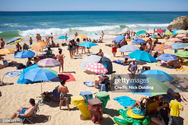 packed beach algarve - faro-district-portugal stockfoto's en -beelden