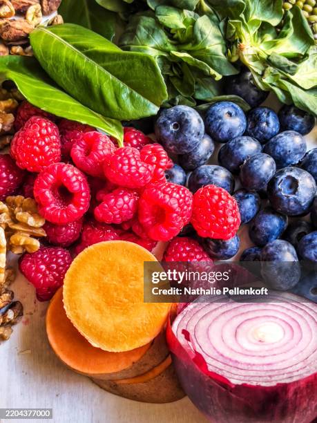 mehrfarbiges gemüse, obst, hülsenfrüchte und nüsse auf holztisch - entzündungshemmend stock-fotos und bilder