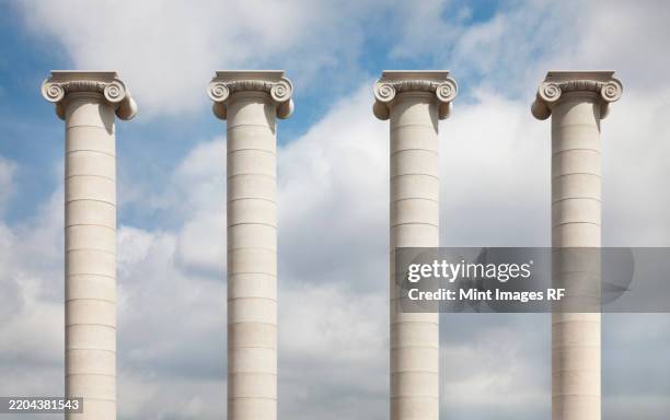 four corinthian columns at the museu nacional d’art de catalunya - colonne architecturale photos et images de collection