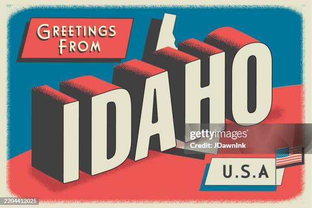 ilustraciones, imágenes clip art, dibujos animados e iconos de stock de saludos desde el estado de idaho, ee. uu., diseño de diseño de postal retro con diseño de texto de estilo de turismo patriótico vintage vintage en 3d. paleta de colores rojo y azul con bandera estadounidense - idaho