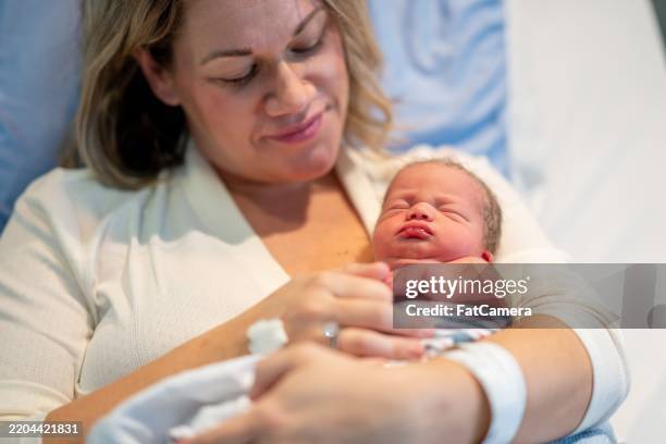 skin-to-skin bonding time with baby - skin to skin nicu stock pictures, royalty-free photos & images