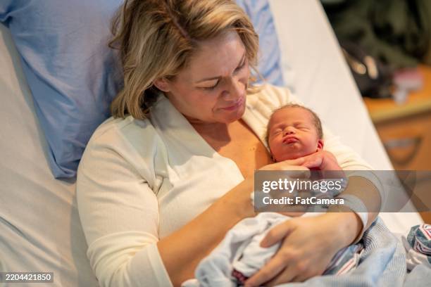 skin-to-skin bonding time with baby - skin to skin nicu stock pictures, royalty-free photos & images