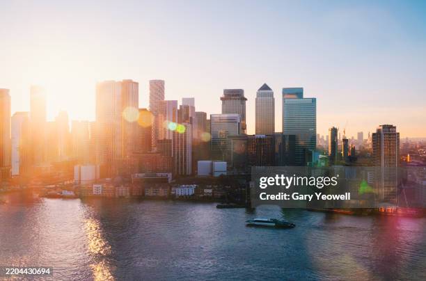 elevated view over london canary wharf city financial district skyline at sunset - canary wharf fotografías e imágenes de stock