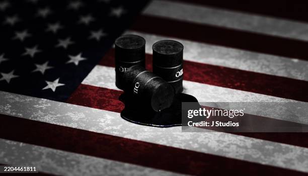 oil industry in the shadows of the u.s. flag - tonneau photos et images de collection