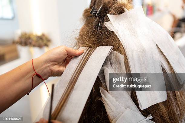 primer plano del tratamiento de decoloración del cabello de una clienta en una peluquería - cabello canoso fotografías e imágenes de stock