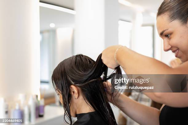 friseurin schneidet einem kunden die haare - ombré hair stock-fotos und bilder