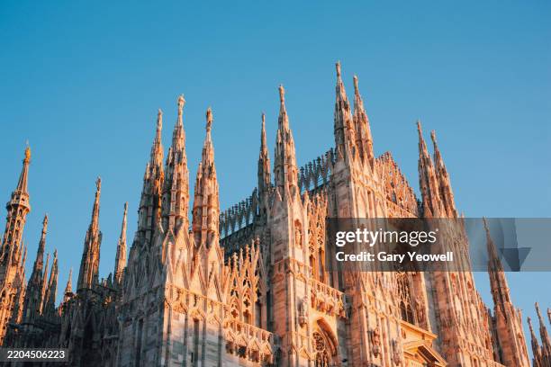 milan duomo - milão imagens e fotografias de stock