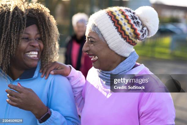 camaradería corta - ejercicio de entrenamiento deportivo fotografías e imágenes de stock