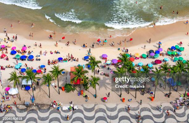 vista aérea de la playa de copacabana, río de janeiro - playa de copacabana fotografías e imágenes de stock