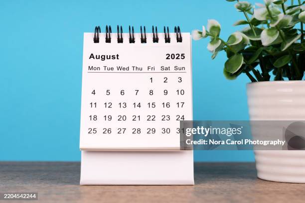 august 2025 desk calendar - august stock pictures, royalty-free photos & images