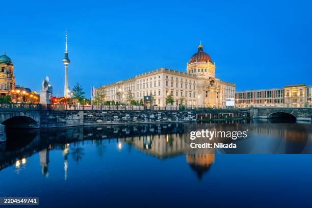 illuminated berlin cityscape evening view with river reflection - centro de berlim imagens e fotografias de stock
