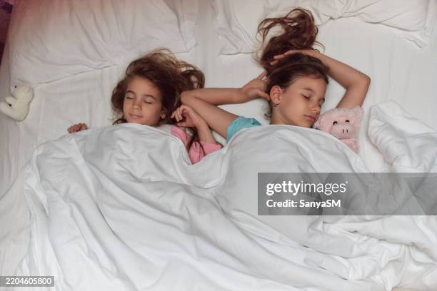 belle ragazze che dormono insieme - purezza foto e immagini stock