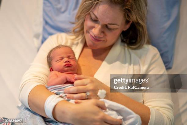 skin-to-skin bonding time with baby - skin to skin nicu stock pictures, royalty-free photos & images