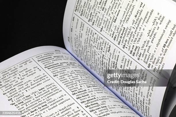 open print copy of a dictionary - woordenboek stockfoto's en -beelden