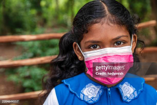 sri lankan young girl wearing face mask, sigiriya - bescherming tegen corona stockfoto's en -beelden