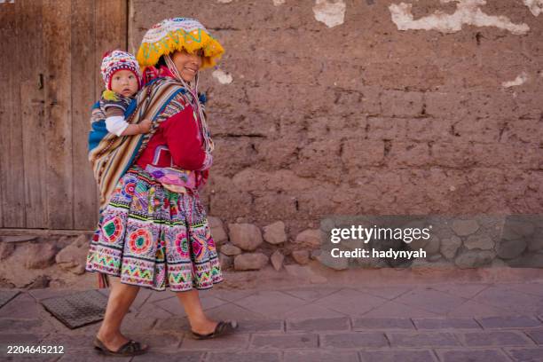 peruvian woman in national clothing posing in pisac, the sacred valley - inca stockfoto's en -beelden