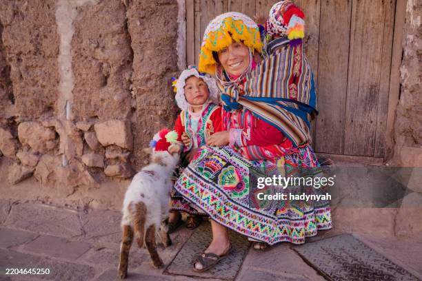 mujer peruana vestida con traje nacional posando en pisac, el valle sagrado - los andes fotografías e imágenes de stock