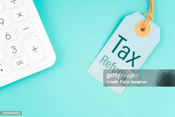 tax refund on product price tags with calculator on blue background. - erstattung stock-fotos und bilder