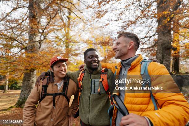 hiking with friends - amizade masculina imagens e fotografias de stock