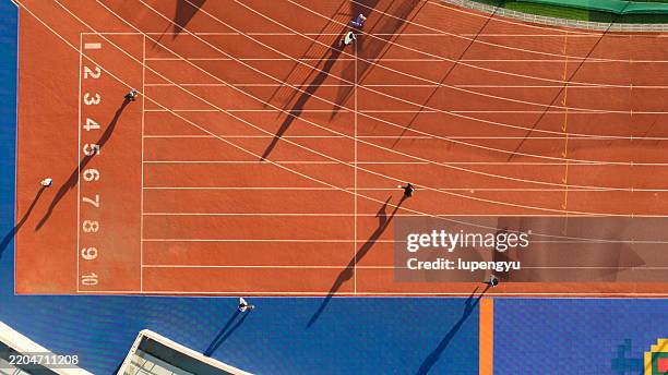 aerial view of running people - estadio de atletismo fotografías e imágenes de stock