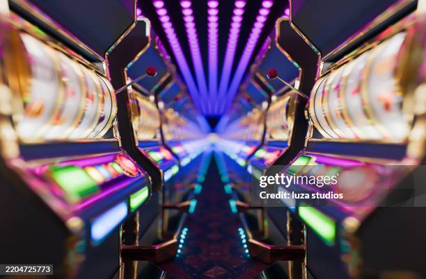 machines à sous de casino vibrantes avec des lumières rougeoyantes dans un intérieur décoratif - casino interior photos et images de collection