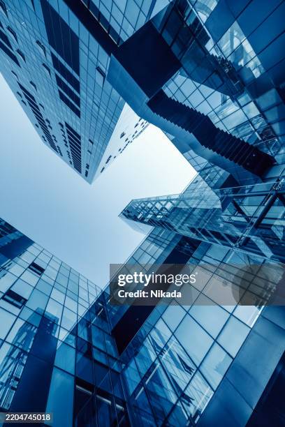 perspectiva moderna de rascacielos de arquitectura de vidrio en un entorno urbano dinámico - perspectiva en disminución fotografías e imágenes de stock