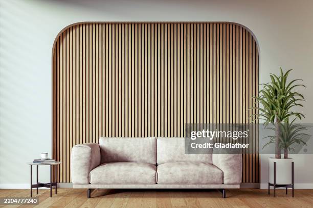 una sala de estar moderna y minimalista con un cálido sofá de cuero crema contra una pared de acento de listones de madera con espacio para copias, rodeada de un fondo blanco de algodón arqueado y decoración - arco característica arquitectónica fotografías e imágenes de stock