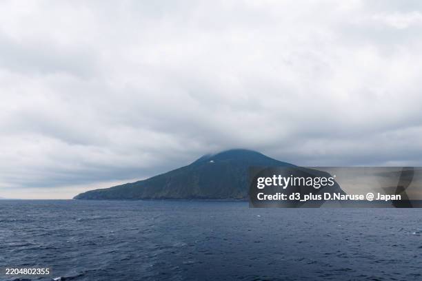 the beautiful spindle-shaped shape of toshima island.
tokai kisen sarubia maru departs from toshima port in toshima for tokyo.
tokai kisen izu islands passage sarubia maru on board - november 11, 2024 - huso acromático fotografías e imágenes de stock